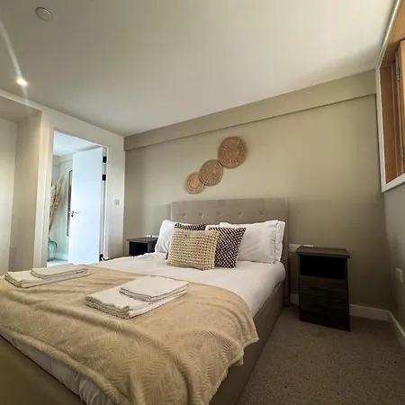 3Br Penthouse By Torr Property Group Short Term Lets With Private Rooftop Garden Manchester-2